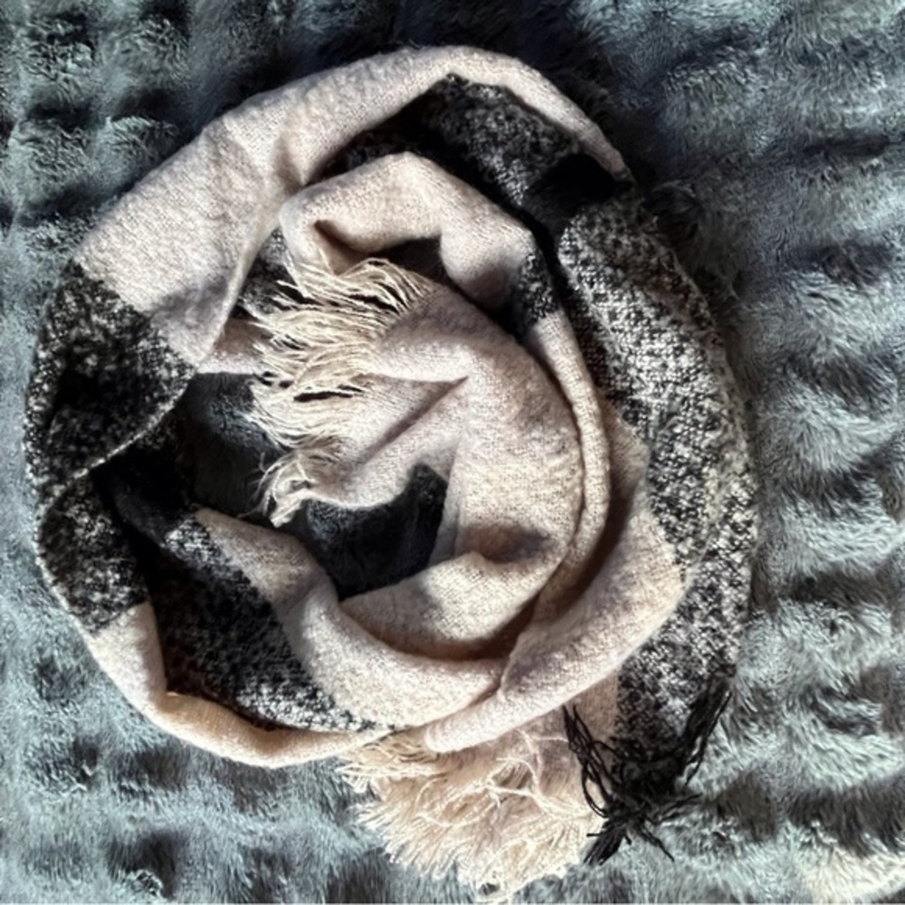 Large scarf gray white